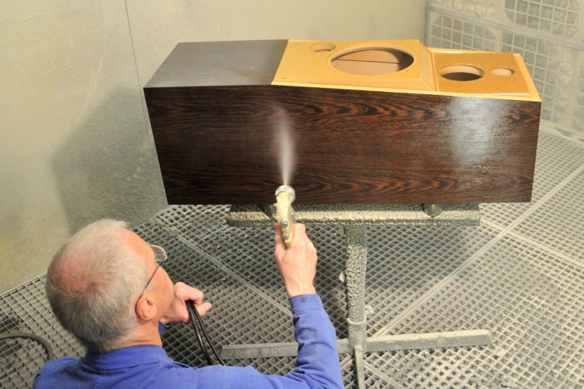 giclage de la couche de verni de finition sur un boîtier d'enceinte acoustique